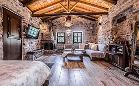 Karyoupolis Lounge Cave House